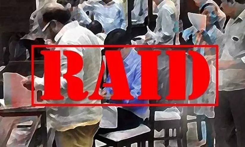 വ​ര​വി​ൽ ക​വി​ഞ്ഞ സ്വ​ത്ത്: ഉ​ദ്യോ​ഗ​സ്ഥ​രു​ടെ വീ​ടു​ക​ളി​ൽ റെ​യ്ഡ്