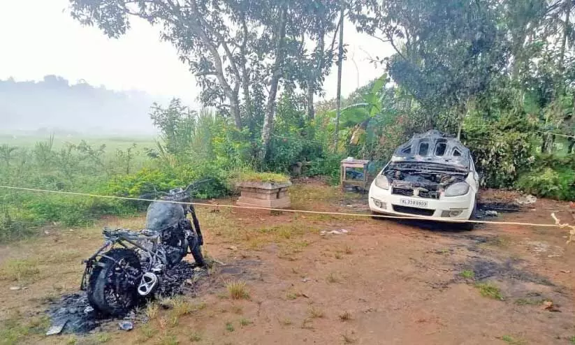 ചു​ള്ളി​യോ​ട് പൊ​ന്നം​കൊ​ല്ലി​യി​ൽ ക​ത്തി ന​ശി​ച്ച കാ​റും ബൈ​ക്കും സ്കൂ​ട്ട​റും