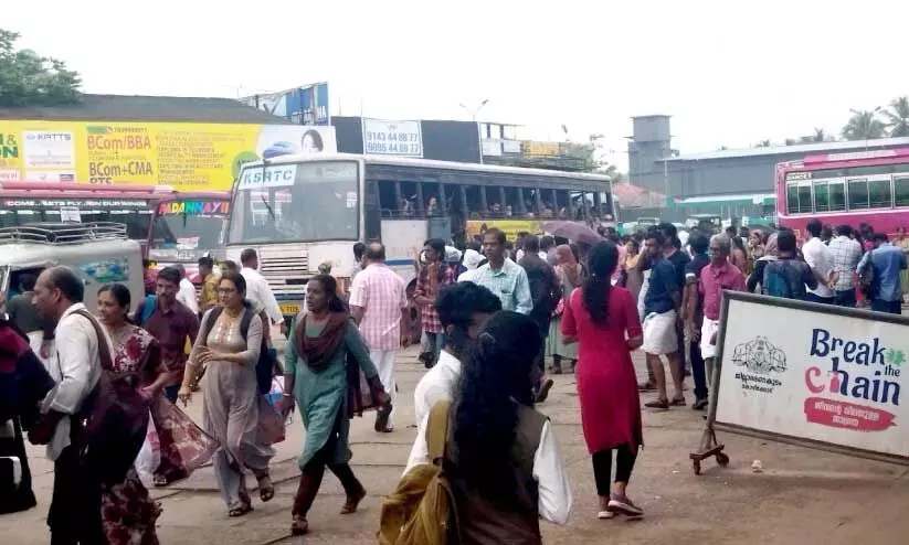 വടകര പുതിയ സ്റ്റാൻഡിൽ യാത്രക്കാർ കെ.എസ്.ആർ.ടി.സി ബസിനായി കാത്തുനിൽക്കുന്നു വടകര പുതിയ സ്റ്റാൻഡിൽ യാത്രക്കാർ കെ.എസ്.ആർ.ടി.സി ബസിനായി കാത്തുനിൽക്കുന്നു