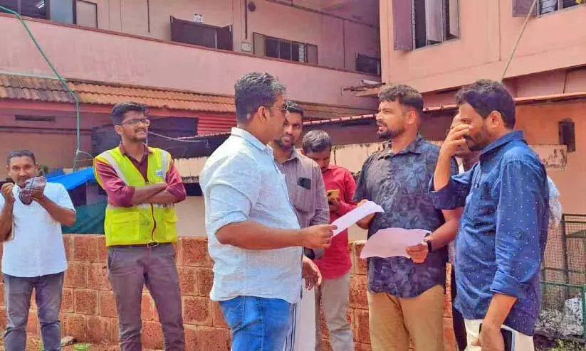 സ്കൂളിന് സമീപം സ്ഥാപിക്കുന്ന ഇലക്ട്രിക് ലൈനിന് എ.ബി.സി കേബിൾ ഉപയോഗിക്കണമെന്നാവശ്യപ്പെട്ട് പ്രവൃത്തി തടഞ്ഞ അധ്യാപകരുമായി അധികൃതർ ചർച്ച നടത്തുന്നു സ്കൂളിന് സമീപം സ്ഥാപിക്കുന്ന ഇലക്ട്രിക് ലൈനിന് എ.ബി.സി കേബിൾ ഉപയോഗിക്കണമെന്നാവശ്യപ്പെട്ട് പ്രവൃത്തി തടഞ്ഞ അധ്യാപകരുമായി അധികൃതർ ചർച്ച നടത്തുന്നു