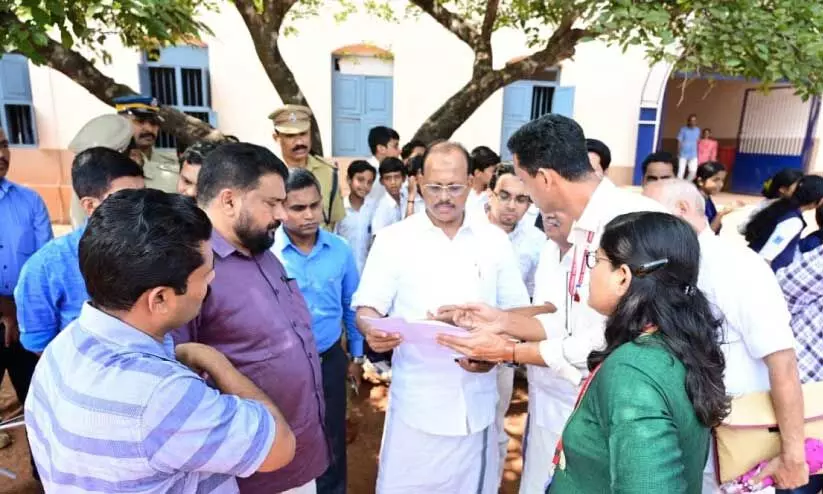 കാ​ഞ്ഞ​ങ്ങാ​ട് മ​ണ്ഡ​ലം ന​വ കേ​ര​ള സ​ദ​സ്സ് ന​ട​ക്കു​ന്ന ദു​ര്‍ഗ ഹ​യ​ര്‍ സെ​ക്ക​ന്‍ഡ​റി സ്‌​കൂ​ള്‍  തു​റ​മു​ഖ മ​ന്ത്രി അ​ഹ​മ്മ​ദ് ദേ​വ​ര്‍കോ​വി​ല്‍ സ​ന്ദ​ര്‍ശി​ക്കു​ന്നു