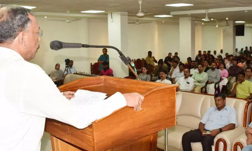 പ്രഫ.എച്ച്. വെങ്കടേശ്വര്ലു അനുശോചന യോഗത്തില് വൈസ് ചാന്സലര് ഇന് ചാർജ് പ്രഫ. കെ.സി. ബൈജു സംസാരിക്കുന്നു പ്രഫ.എച്ച്. വെങ്കടേശ്വര്ലു അനുശോചന യോഗത്തില് വൈസ് ചാന്സലര് ഇന് ചാർജ് പ്രഫ. കെ.സി. ബൈജു സംസാരിക്കുന്നു