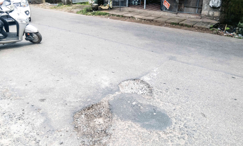 അപകടക്കെണിയായി കോടനാട് റോഡിലെ കുഴികള്‍