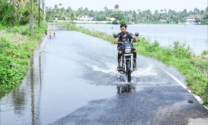 വേലിയേറ്റ വെള്ള​െക്കട്ടിൽ മുങ്ങി തീരപ്രദേശം