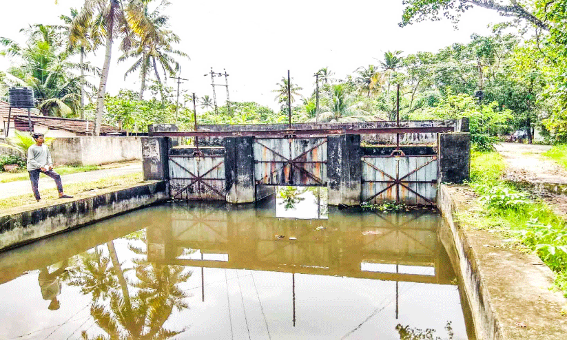 ഒ​രു ഷ​ട്ട​ർ മാ​ത്രം തു​റ​ന്ന ചാ​ലാ​പ്പ​ള്ളി തോ​ട്