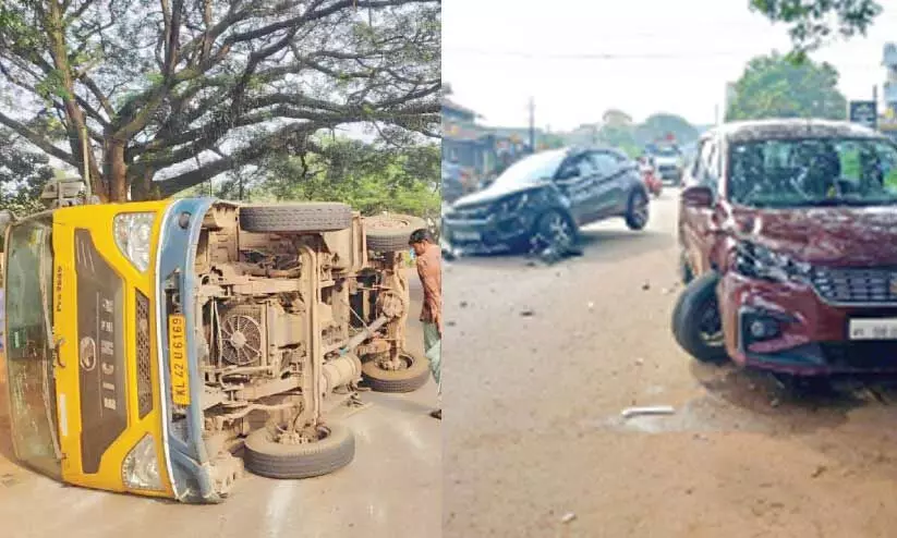 പെ​രു​മ്പി​ലാ​വി​ൽ അ​പ​ക​ട​ത്തി​ൽ​പെ​ട്ട ലോ​റി    അപകടത്തിൽപെട്ട കാറുകൾ