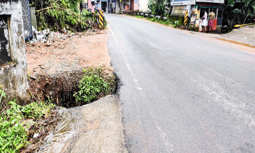 റോ​ഡ​രി​കി​ലു​ള്ള അ​പ​ക​ട​ക്കെ​ണി