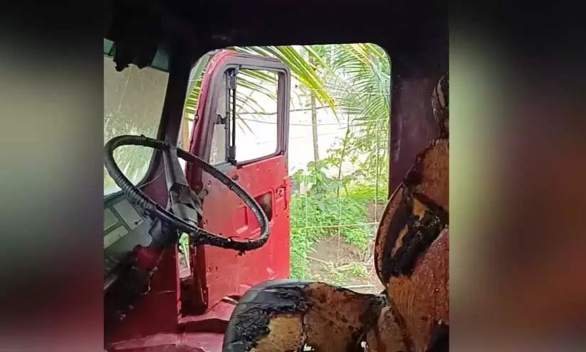 ഭാരതീപുരം മറവന്ചിറയില് വീട്ടുമുറ്റത്ത് നിര്ത്തിയ ടിപ്പര് ലോറി കത്തിയ നിലയില് ഭാരതീപുരം മറവന്ചിറയില് വീട്ടുമുറ്റത്ത് നിര്ത്തിയ ടിപ്പര് ലോറി കത്തിയ നിലയില്