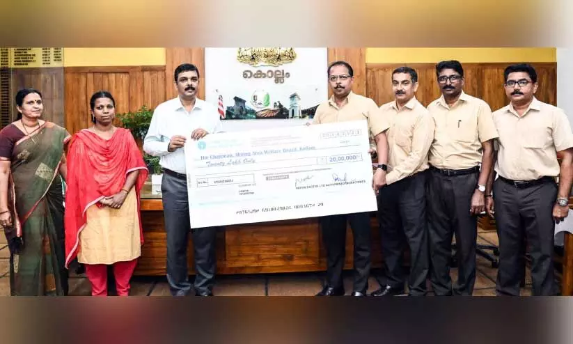 റെ​യ​ര്‍ എ​ര്‍ത്ത്‌​സ് സി.​എ​സ്.​ആ​ർ ഫണ്ട് കലക്ടര്‍ക്ക് കൈമാറി