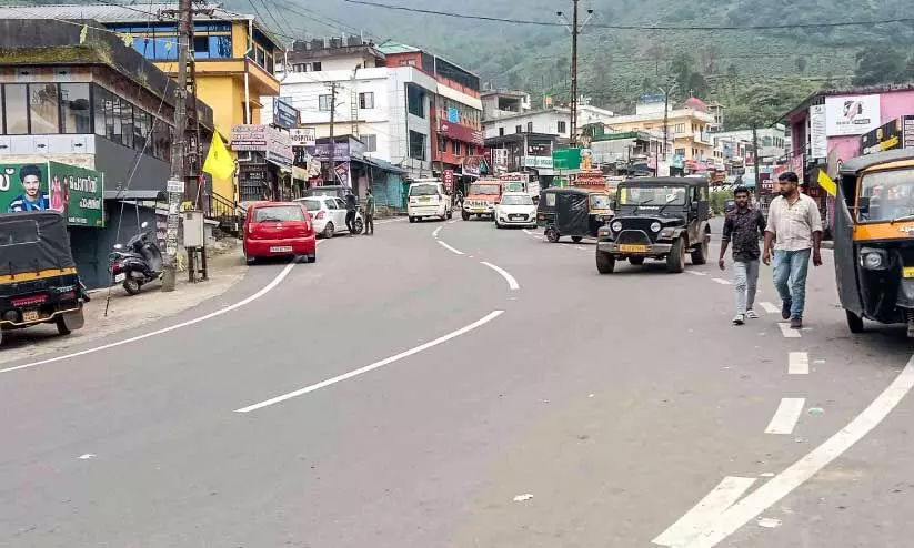 ഏ​ല​പ്പാ​റ​ ടൗണിലെ അ​ന​ധി​കൃ​ത പാ​ർ​ക്കി​ങ്