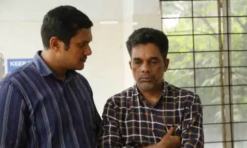 മരിച്ച ലിബിനയുടെ പിതാവ് പ്രദീപിനെ ആശ്വസിപ്പിക്കുന്ന ബന്ധു മരിച്ച ലിബിനയുടെ പിതാവ് പ്രദീപിനെ ആശ്വസിപ്പിക്കുന്ന ബന്ധു