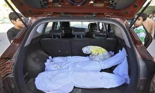 ഗസ്സയിൽ ഇസ്രായേൽ ബോംബാക്രമണത്തിൽ കൊല്ലപ്പെട്ട ഉറ്റവരുടെ മൃതദേഹം കാറിൽ ഖബർസ്ഥാനിലേക്ക് കൊണ്ടുപോകാനുള്ള ഒരുക്കം ഗസ്സയിൽ ഇസ്രായേൽ ബോംബാക്രമണത്തിൽ കൊല്ലപ്പെട്ട ഉറ്റവരുടെ മൃതദേഹം കാറിൽ ഖബർസ്ഥാനിലേക്ക് കൊണ്ടുപോകാനുള്ള ഒരുക്കം