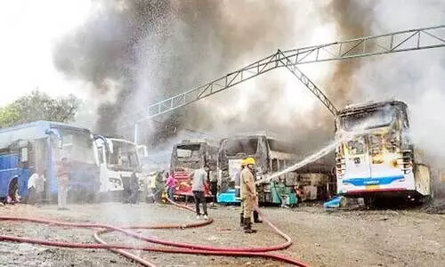 ബ​ന​ശ​ങ്ക​രി​യി​ലെ വീ​ര​ഭ​ദ്ര ന​ഗ​റി​ലെ സ്വ​കാ​ര്യ ബ​സു​ക​ളു​ടെ ഗാ​രേ​ജി​ലെ തീ​പി​ടി​ത്തം അ​ഗ്നി​ശ​മ​ന​സേ​ന അ​ണ​ക്കുന്നു