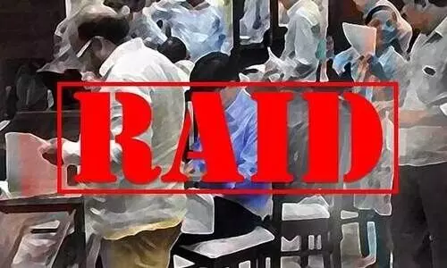 വ​ര​വി​ൽ ക​വി​ഞ്ഞ സ്വ​ത്ത്: ഉ​ദ്യോ​ഗ​സ്ഥ​രു​ടെ വീ​ടു​ക​ളി​ൽ റെ​യ്ഡ്