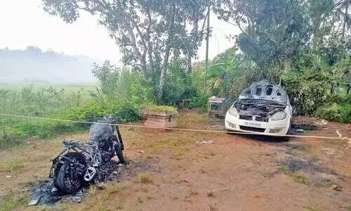 ചുള്ളിയോട് പൊന്നംകൊല്ലിയിൽ കത്തി നശിച്ച കാറും ബൈക്കും സ്കൂട്ടറും ചുള്ളിയോട് പൊന്നംകൊല്ലിയിൽ കത്തി നശിച്ച കാറും ബൈക്കും സ്കൂട്ടറും