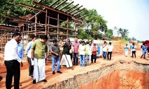 നിർമാണപ്രവൃത്തി പുരോഗമിക്കുന്ന  രാമനാട്ടുകര-വെങ്ങളം ദേശീയപാത പൂളാടിക്കുന്നിൽ  മന്ത്രി പി.എ. മുഹമ്മദ് റിയാസും ഉദ്യോഗസ്ഥരും സന്ദർശനം നടത്തുന്നു