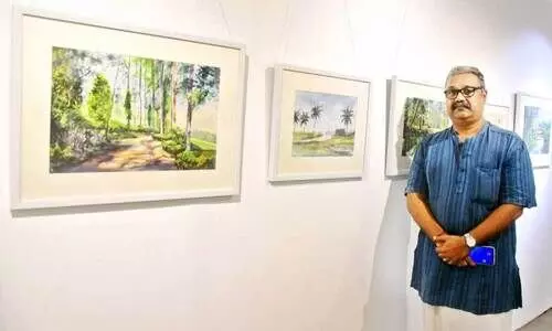 ല​ളി​ത​ക​ലാ അ​ക്കാ​ദ​മി ആ​ർ​ട്ട് ഗാ​ല​റി​യി​ൽ ന​ട​ക്കു​ന്ന ‘ജ​ൽ​രം​ഗ്’ ചി​ത്ര​പ്ര​ദ​ർ​ശ​ന​ത്തി​ന്റെ അ​രി​കി​ൽ ചി​ത്ര​കാ​ര​ൻ എം. ​ജ​യ​കൃ​ഷ്ണ​ൻ