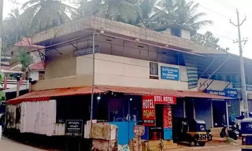 മുക്കം ഇ.എസ്.ഐ ആശുപത്രി പ്രവർത്തിക്കുന്ന കെട്ടിടം. ഒന്നാം നിലയിലാണ് ആശുപത്രി മുക്കം ഇ.എസ്.ഐ ആശുപത്രി പ്രവർത്തിക്കുന്ന കെട്ടിടം. ഒന്നാം നിലയിലാണ് ആശുപത്രി