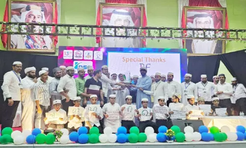 Pravasi Sahityotsav Awarding Trophy to Winners