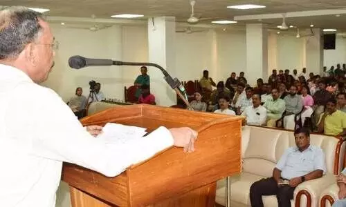 പ്ര​ഫ.​എ​ച്ച്. വെ​ങ്ക​ടേ​ശ്വ​ര്‍ലു അ​നു​ശോ​ച​ന യോ​ഗ​ത്തി​ല്‍ വൈ​സ് ചാ​ന്‍സ​ല​ര്‍  ഇ​ന്‍ ചാ​ർ​ജ്​ പ്ര​ഫ. കെ.​സി. ബൈ​ജു സം​സാ​രി​ക്കു​ന്നു