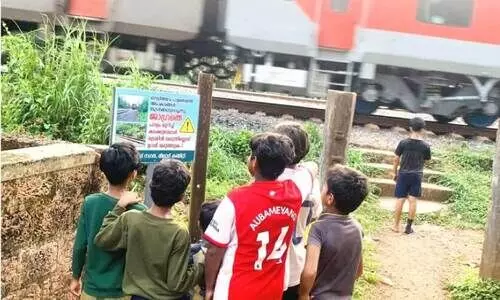 പാ​ളം മു​റി​ച്ചു​കട​ക്കു​ന്ന​വ​രു​ടെ ശ്ര​ദ്ധ​ക്കാ​യി മൊ​ഗ്രാ​ൽ മീ​ലാ​ദ് ന​ഗ​റി​ൽ മീ​ലാ​ദ് ക​മ്മി​റ്റി സ്ഥാ​പി​ച്ച ജാ​ഗ്ര​ത മു​ന്ന​റി​യി​പ്പ് ബോ​ർ​ഡ്