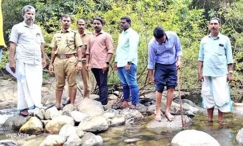 മിനി ജലവൈദ്യുതി പദ്ധതി സ്ഥാപിക്കുന്ന ചീങ്കണ്ണിപ്പുഴയിലെ രാമച്ചിയിൽ സംയുക്ത സംഘം പരിശോധിക്കുന്നു