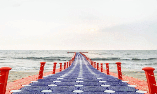 കു​ഴു​പ്പി​ള്ളി ബീ​ച്ചി​ൽ ഉ​ദ്ഘാ​ട​നം ചെ​യ്യു​ന്ന ഫ്ലോ​ട്ടി​ങ് ബ്രി​ഡ്ജ്