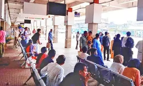 ബ​സ് സ​ർ​വിസ് മു​ട​ങ്ങി​യ​തോ​ടെ പെ​രു​വ​ഴി​യി​ലാ​യ ജ​നം  ബ​സ് സ്റ്റാ​ൻ​ഡി​ലെ പാ​സ​ഞ്ച​ർ ലോ​ബി​യി​ൽ