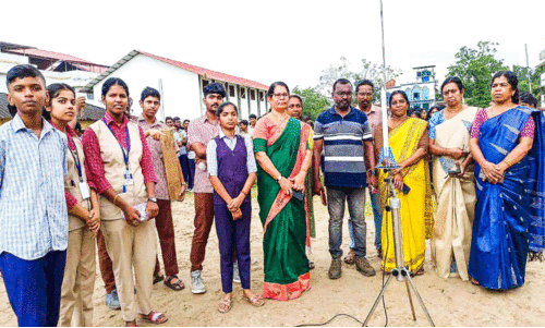 റോക്കറ്റുയർന്നു; ആർപ്പുവിളിച്ച്​ വിദ്യാർഥികൾ
