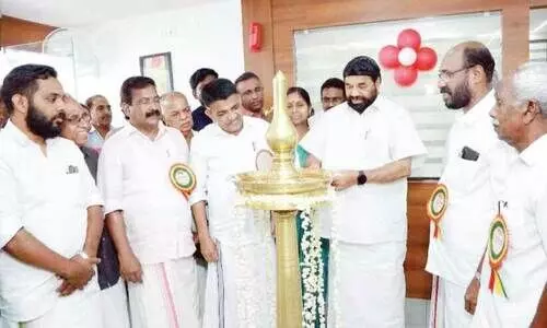 വെ​ങ്ങി​ണി​ശേ​രി സ​ഹ​ക​ര​ണ ബാ​ങ്കി​ന്റെ പു​തു​ക്കി​യ ഹെ​ഡ് ഓ​ഫി​സ് കെ​ട്ടി​ടം  മ​ന്ത്രി വി.​എ​ൻ. വാ​സ​വ​ൻ ഉ​ദ്ഘാ​ട​നം ചെ​യ്യു​ന്നു