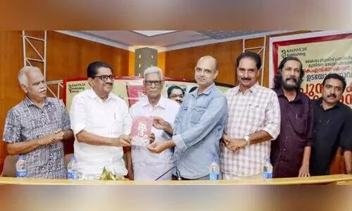 മാ​ധ്യ​മ പ്ര​വ​ർ​ത്ത​ക​ൻ കെ.​എ​സ്. ഭാ​സ്ക​ര​ൻ ര​ചി​ച്ച ‘ഉ​ട​യോ​ർ’ നോ​വ​ൽ എ​ഴു​ത്തു​കാ​ര​ൻ  ജി.​ആ​ർ. ഇ​ന്ദു​ഗോ​പ​ന് ന​ൽ​കി വി.​എം. സു​ധീ​ര​ൻ പ്ര​കാ​ശ​നം ചെ​യ്യു​ന്നു