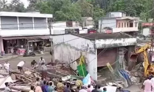 മ​ല​യോ​ര ഹൈ​വേ നി​ർ​മാ​ണ​ത്തി​ന്​ അ​യ്യ​പ്പ​ൻ​കോ​വി​ൽ പ​ഴ​യ ടൗ​ണി​ലെ  ക​ട​ക​ൾ പൊ​ളി​ച്ചു​നീ​ക്കു​ന്നു