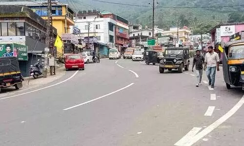 ഏ​ല​പ്പാ​റ​ ടൗണിലെ അ​ന​ധി​കൃ​ത പാ​ർ​ക്കി​ങ്