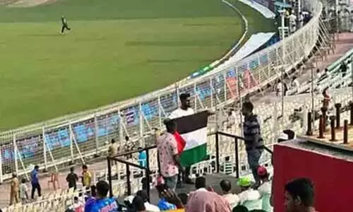 പാകിസ്താൻ-ബംഗ്ലാദേശ് മത്സരത്തിനിടെ ഈഡൻ ഗാർഡനിൽ ഫലസ്തീൻ പതാക