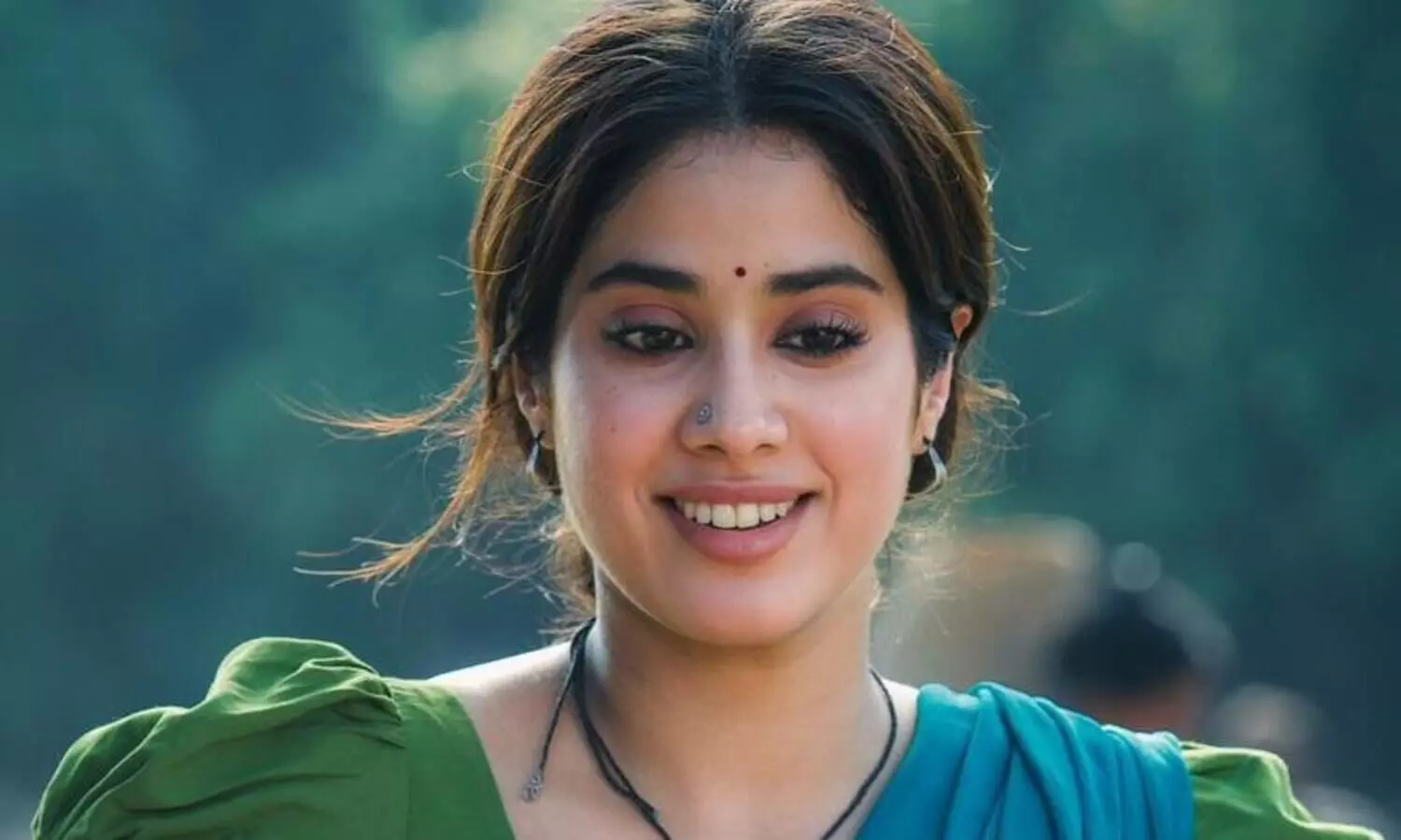 നാടന്‍ വേഷത്തില്‍ ബോളിവുഡ് താരസുന്ദരി; ദേവര വരുന്നു