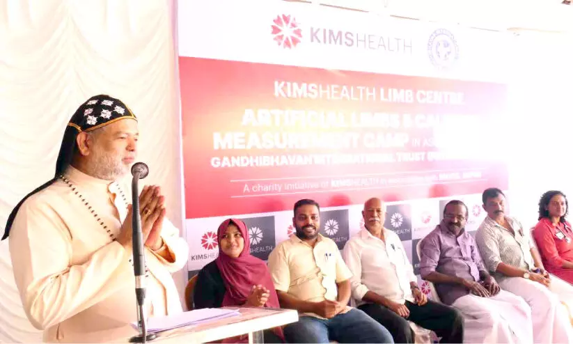 പ്രതീക്ഷയുടെ വെപ്പുകാലുകൾക്കായി അവർ കാത്തിരിക്കുന്നു; അപ്പുവും