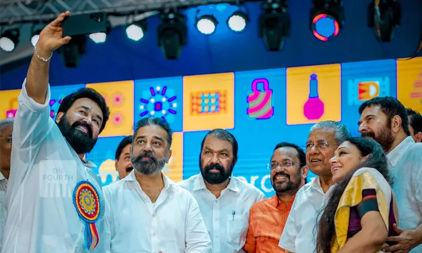 മോഹൻലാലിന്റെ കേരളീയം സെൽഫി സമൂഹമാധ്യമങ്ങളിൽ വൈറൽ മോഹൻലാലിന്റെ കേരളീയം സെൽഫി സമൂഹമാധ്യമങ്ങളിൽ വൈറൽ