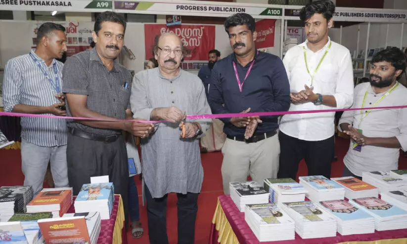 നിയമസഭ പുസ്തകോത്സവം: സ്റ്റാളുകൾ തുറന്നു