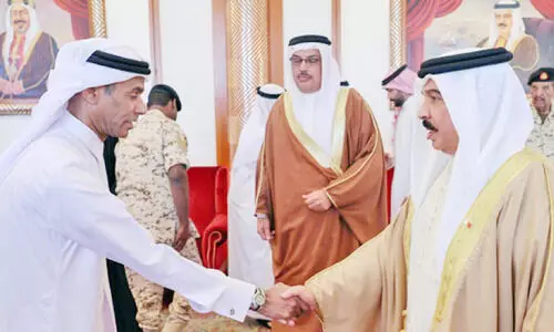 കൊ​ല്ല​പ്പെ​ട്ട സൈ​നി​ക​ന്‍റെ   കു​ടും​ബാം​ഗ​ങ്ങ​ളെ ഹ​മ​ദ്​ രാ​ജാ​വ്​ സ്വീ​ക​രി​ച്ചു