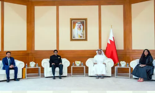 ഇ​ൻ​ഫ​ർ​മേ​ഷ​ൻ മ​ന്ത്രി ഇ​ന്ത്യ​ൻ അം​ബാ​സ​ഡ​റെ സ്വീ​ക​രി​ച്ചു