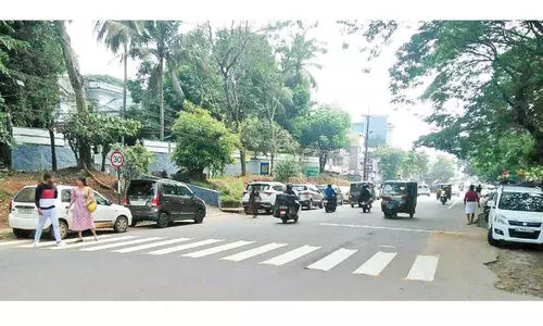 അ​ന​ധി​കൃ​ത പാ​ർ​ക്കി​ങ്; ക​ണ്ണി​യം​പു​റം വീ​ർ​പ്പു​മു​ട്ടു​ന്നു