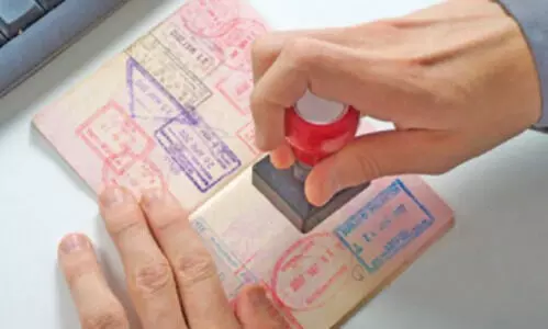 ഒമാനിൽ വി​സി​റ്റി​ങ്​ വി​സ​യി​ലു​ള്ള​വ​ർക്ക് തൊ​ഴി​ൽ   വി​സ​യി​ലേ​ക്ക്​ മാ​റാ​നാ​വി​ല്ല