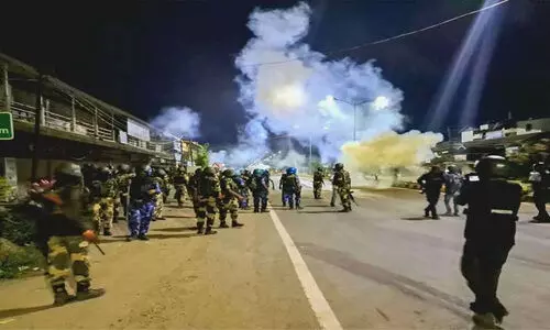 Manipur Mob tries to gherao police complex near CM office in Imphal cops open fires in air Manipur Mob tries to gherao police complex near CM office in Imphal cops open fires in air