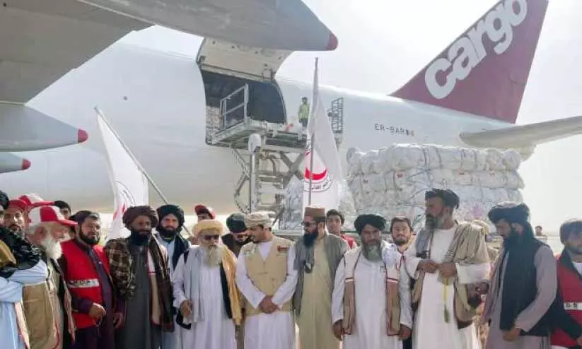 അ​ഫ്​​ഗാ​നി​സ്താ​ന്​ അ​വ​ശ്യ​വ​സ്തു​ക്ക​ൾ കൈ​മാ​റി​യ​പ്പോ​ൾ