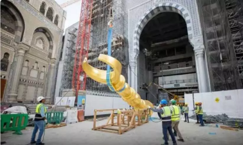 മ​ക്ക മ​സ്​​ജി​ദു​ൽ ഹ​റാ​മി​ലെ മി​നാ​ര​ങ്ങ​ളി​ൽ പു​തി​യ ച​ന്ദ്ര​ക്ക​ല​ക​ൾ സ്ഥാ​പി​ക്കു​ന്നു