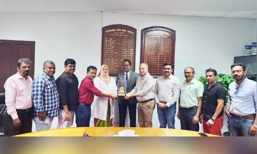 നാ​ട്ടി​ലേ​ക്ക് മ​ട​ങ്ങു​ന്ന ദ​മ്മാം ഇ​ന്ത്യ​ൻ സ്‌​കൂ​ൾ പ്രി​ൻ​സി​പ്പ​ൽ മെ​ഹ്‌​നാ​സ് ഫ​രീ​ദി​ന് ഡി​സ്പാ​ക്ക് പ്ര​സി​ഡ​ൻ​റ് സി.​കെ. ഷ​ഫീ​ക്  ഉ​പ​ഹാ​രം സ​മ്മാ​നി​ക്കു​ന്നു