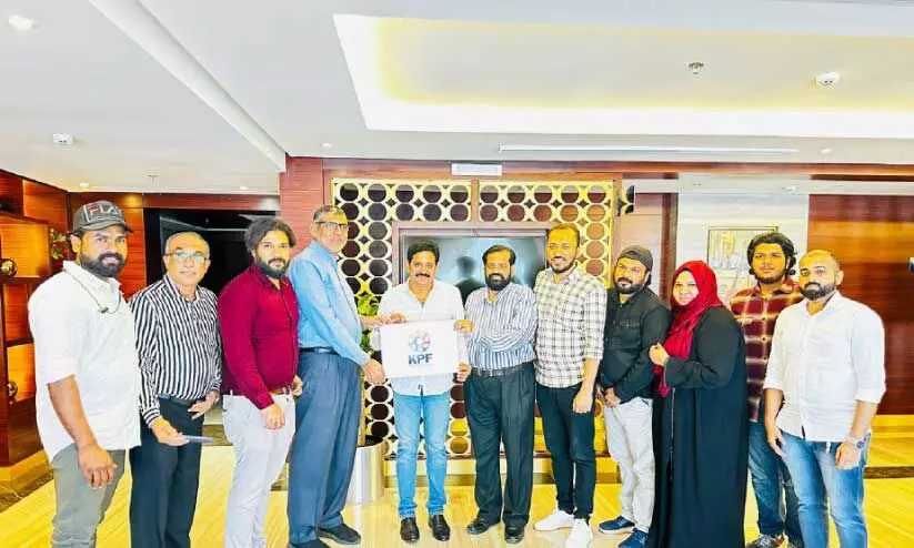 ജിദ്ദ കാസർകോട് പ്രവാസി ഫോറത്തിന്റെ ലോഗോ പ്രകാശനം പ്രഫ. ഗോപിനാഥ് മുതുകാട് മുസാഫിറിന് നൽകി നിർവഹിക്കുന്നു ജിദ്ദ കാസർകോട് പ്രവാസി ഫോറത്തിന്റെ ലോഗോ പ്രകാശനം പ്രഫ. ഗോപിനാഥ് മുതുകാട് മുസാഫിറിന് നൽകി നിർവഹിക്കുന്നു