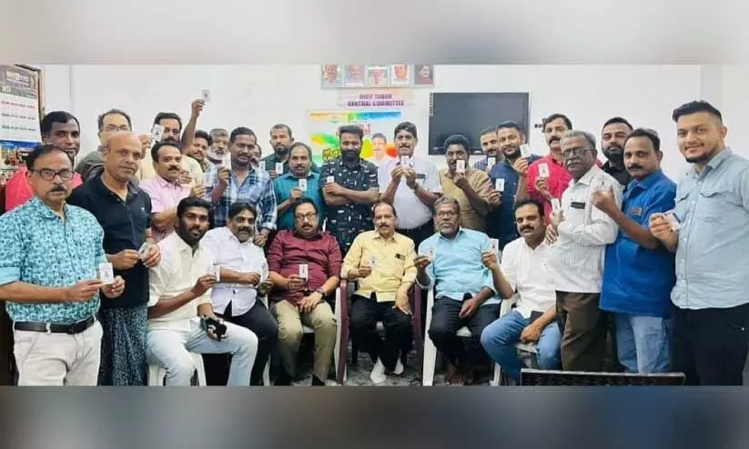 ത​ബൂ​ക്ക് ഒ.​ഐ.​സി.​സി അം​ഗ​ത്വ കാ​ർ​ഡ് വി​ത​ര​ണം