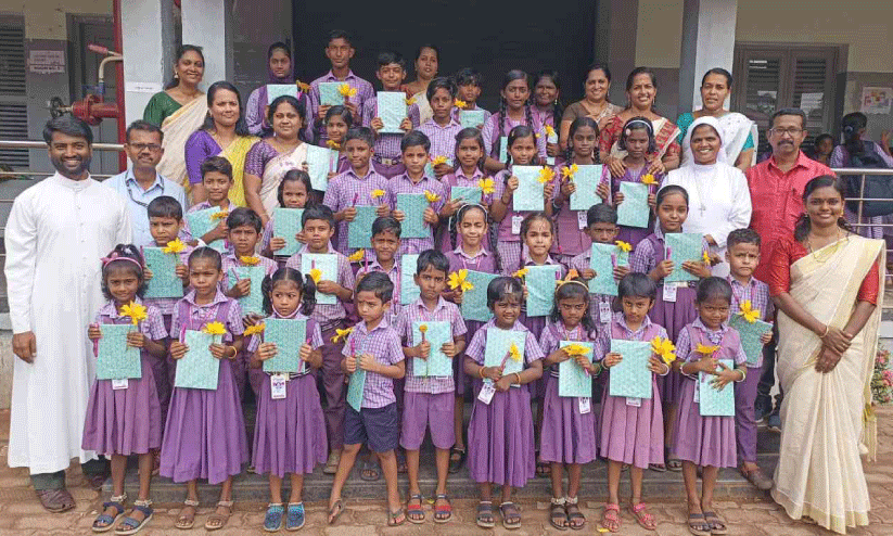 കേരളപ്പിറവി ദിനത്തിൽ ഇതര ഭാഷകളെ ചേർത്തുനിർത്തി വിദ്യാലയം കേരളപ്പിറവി ദിനത്തിൽ ഇതര ഭാഷകളെ ചേർത്തുനിർത്തി വിദ്യാലയം