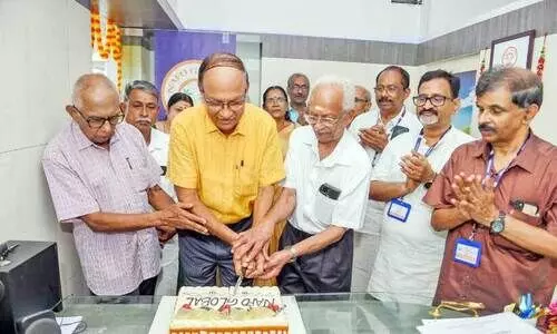 നാ​ഫോ ഗ്ലോ​ബ​ൽ സെ​ന്റ​ർ  ഉ​ദ്ഘാ​ട​ന​ത്തി​ൽ കേ​ക്ക്മു​റി​ക്കു​ന്നു